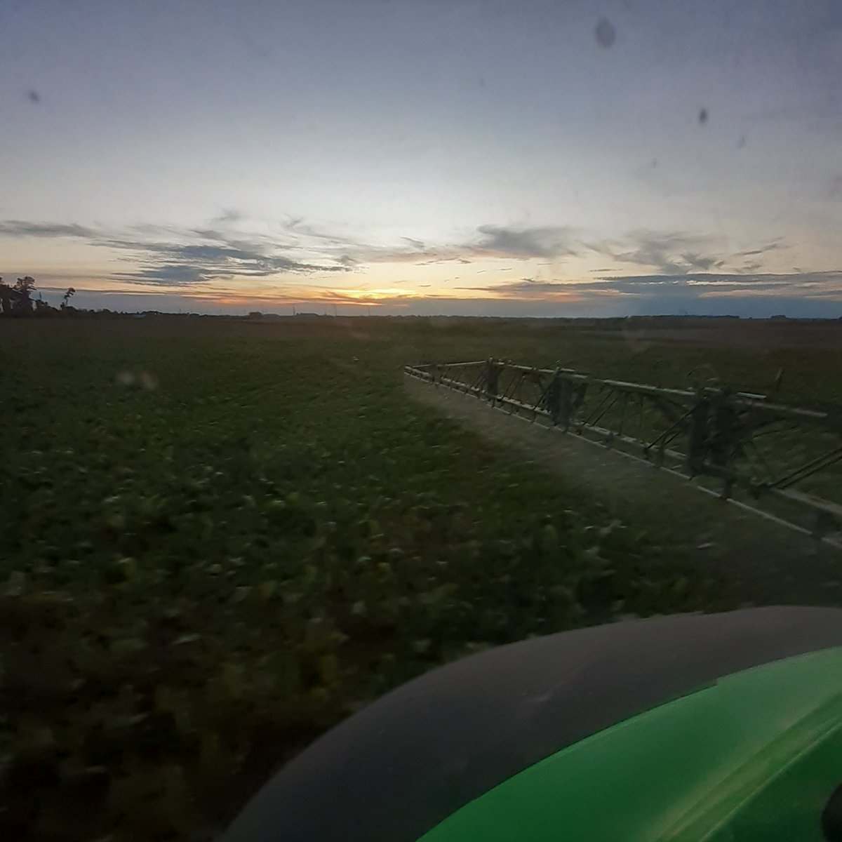 GuyotVincent02's tweet image. En Août, après une #moisson2022 précoce et rapide, je protège @_MissBetter des maladies foliaires comme vous vous protéger des rhumes et autres maladies en ce début d'hiver. Les @_MissBetter souffrent cruellement du manque de 🌧️, c'est SEC SEC SEC 😥 , #RainDance 9/...