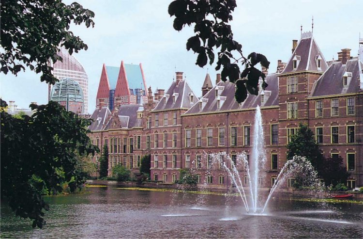 otlaatcom's tweet image. لمحبي الاستجمام والاستمتاع بالهدوء والراحة💜

#لاهاي

موقعها جميل على ساحل بحر الشمال🏞️ وتمتلك الكثير من المعالم الحلوة مثل😍 :

 🌸رصيف سخييفينينغن

🌸حديقة مادورودام

🌸متحف موريتشويس

#هولندا

#عطلات