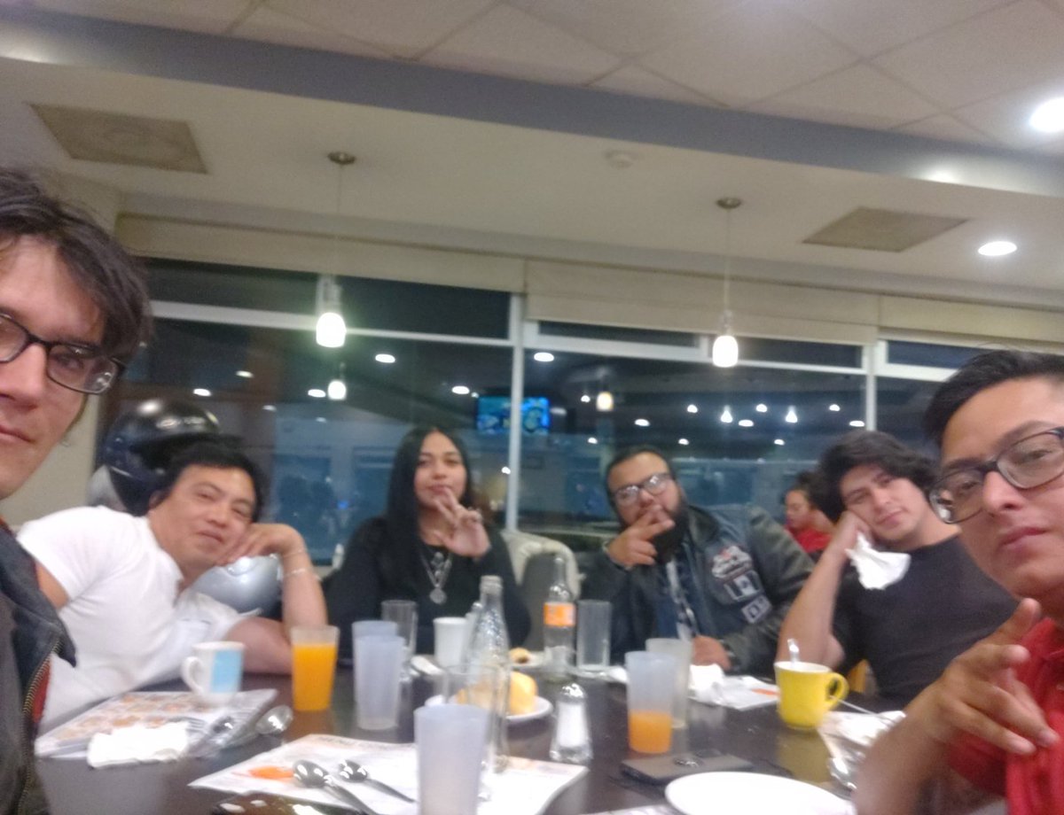 Cenando y festejando a la nueva miembro del club