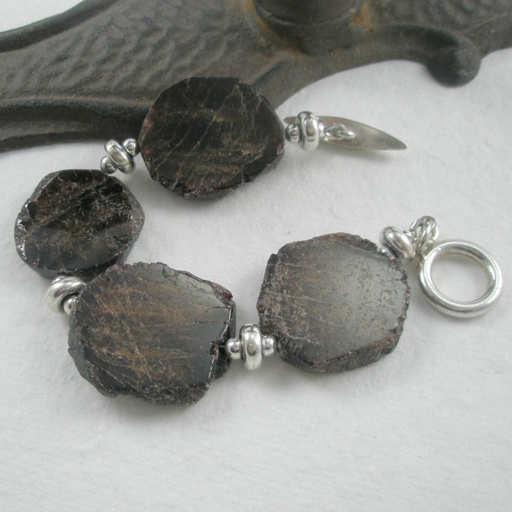 stoneberri's tweet image. Raw Garnet Bracelet tuppu.net/bf34b903 #Etsy #Stoneberri #ToggleClosure