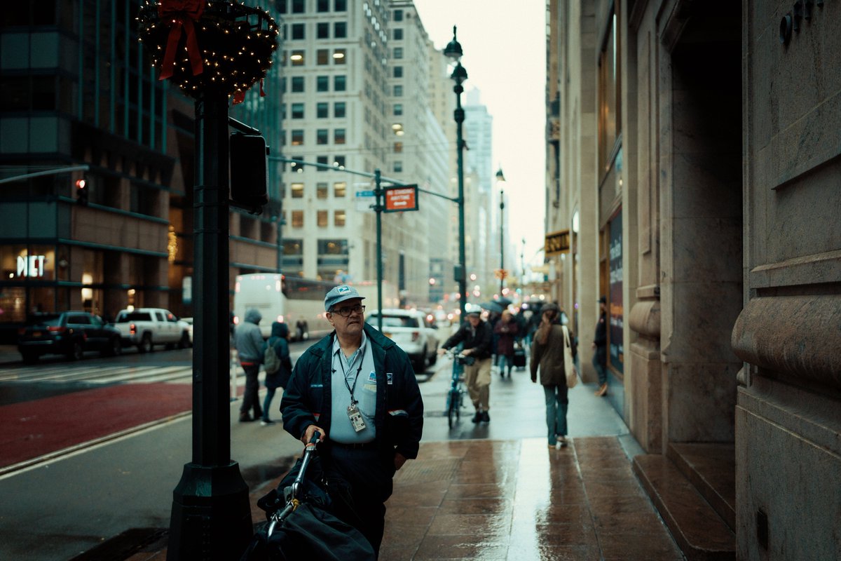 VantagePointNYC's tweet photo. A Walk Down Lexington. ☔️ #35mm https://t.co/sBahkZ1Yb8