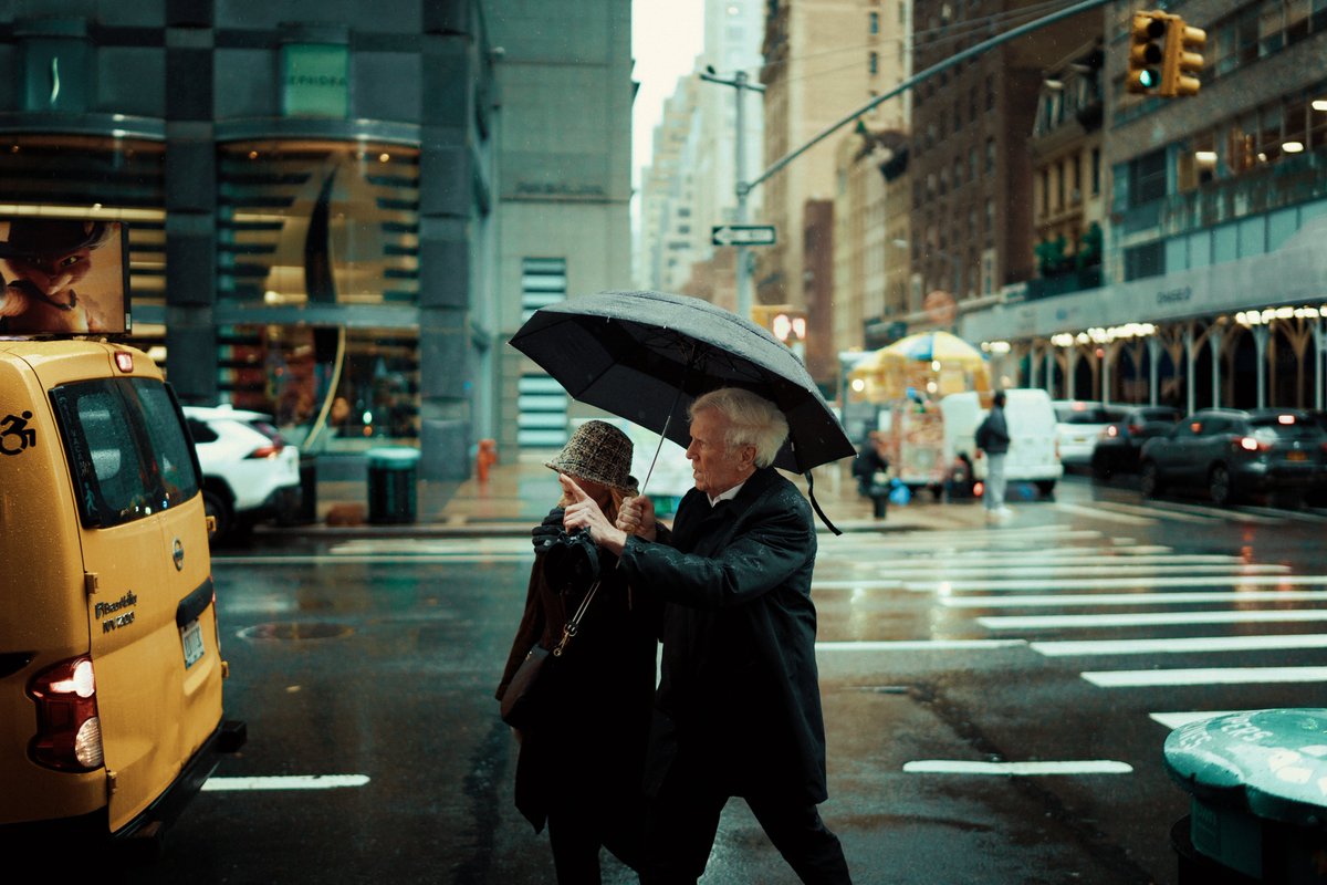 VantagePointNYC's tweet photo. A Walk Down Lexington. ☔️ #35mm https://t.co/sBahkZ1Yb8