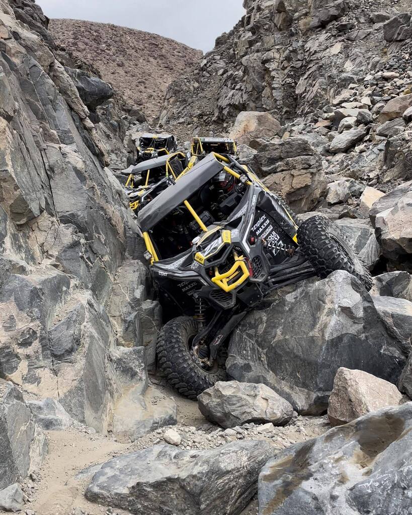 Traffic jam, King of the Hammers style.
.
.
@canamoffroad #canamoffroadlivin #kingofthehammers #koh2023 #sledgehammer @ultra4racing 
@cody_miller_22 @huntermiller90 @hughesoffroad @phil_blurton @beaujudge721 @jasonweller @corryweller @simbelzile instagr.am/p/Clu_ovluyrK/