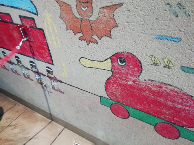 レゴランドなう
エジプトのアトラクションの待機列の壁画、古代人が引っ張ってるのがレゴ社の昔の木のアヒルの玩具なのが芸が細かい 