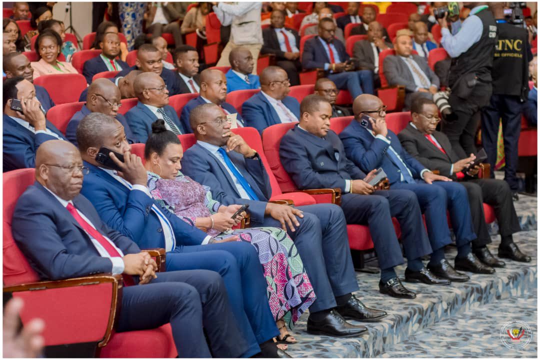 FPubliqueRDC's tweet photo. Sous le haut patronage du Président de la République, Chef de l'Etat, Son Excellence Monsieur Félix Antoine Tshisekedi Tshilombo, le Vice-Premier Ministre, Ministre de la Fonction Publique @LihauEbua a solennellement présidé ce samedi 03 décembre 2022 la double cérémonie 1/2 https://t.co/yKwaTsYgPX