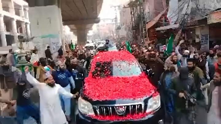 یہ عالم دنیا ہے ابھی حشر باقی ہے 

یہ وہی داتا صاحب کا مزار ہے جہاں سے مخالفین کو جوتے پڑے مگر داتا کے وارث پوری شان و شوکت کے ساتھ حاضر ہوئے

وتعز من تشاء و تذل من تشاء
#داتا_کا_وارث_امام_جلالی