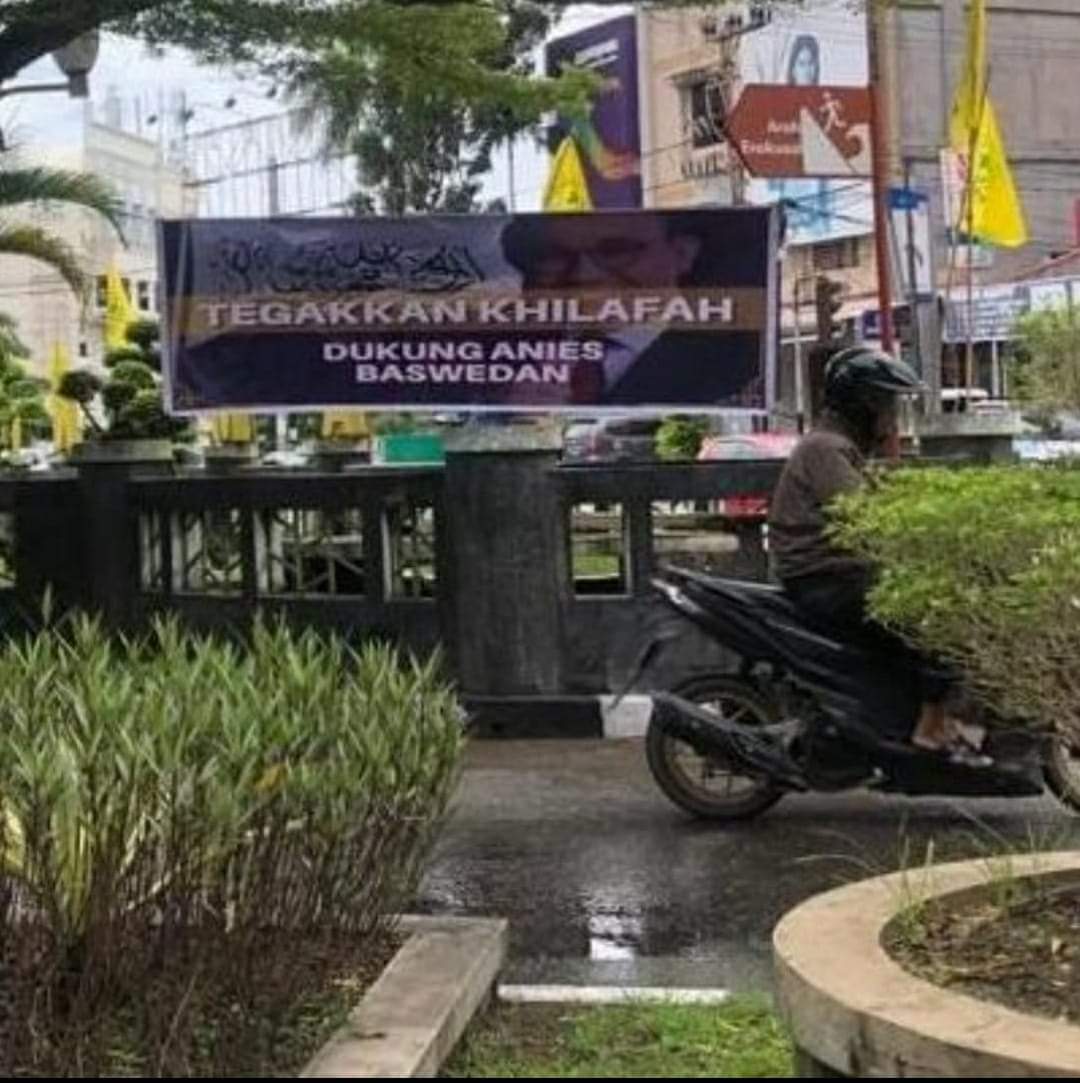 Tita83079013's tweet image. Ngeri banget kalau benar.. bisa-bisa Ideologi negara Pancasila akan diganti. 

TKP Depan Texas Fried Chicken, Padang Sumatra barat.