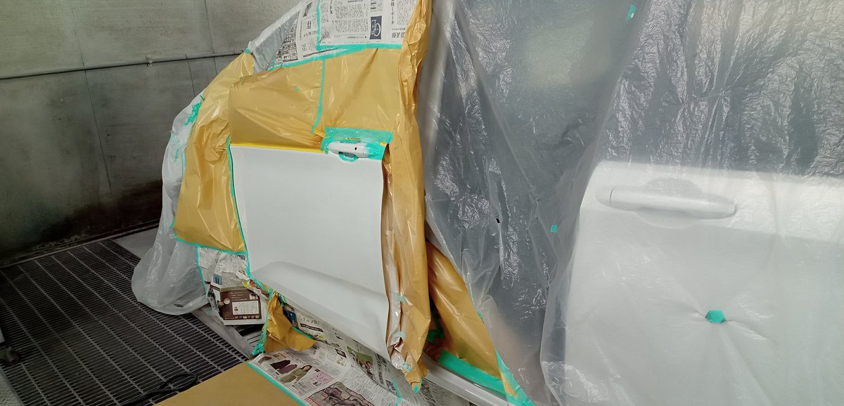 motobp1's tweet photo. 今日のお仕事。QBです。近所の中国人の方で、鈑金工場を何件か回ったそうです。サビないよう塗装だけしてほしいと相談していましたが、8万円と言わ���たり6万円と言われたりだったそうです。確かに3コートパールなので安くは無いですが。とりあえず簡単で良いとのことで4万5千円で作業しました。 https://t.co/kZ1RXmUsXp