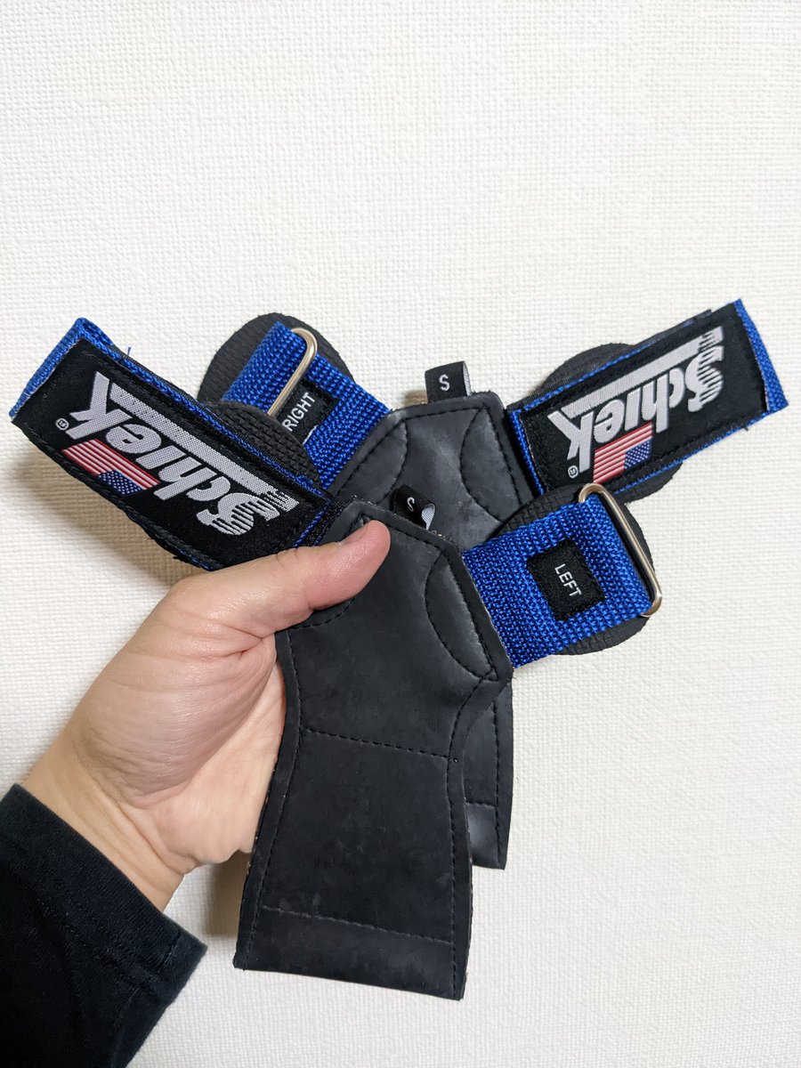 OoudonN1's tweet photo. Schiek アルティメットグリップ購入✌️
他社のとの違いはゴム部分が掌に収まる感じで短め😳
ゴールドジムのベルトとか大阪イサミのパワーグリップとかBODYMAKERで一式揃えてみたり色々経てSchiekで揃った😁
リストラップだけ2016年から使い続けてるやつ✨
明日からこれ使って頑張ろ✨
#筋トレ
#Schiek https://t.co/fbatcwyHpb