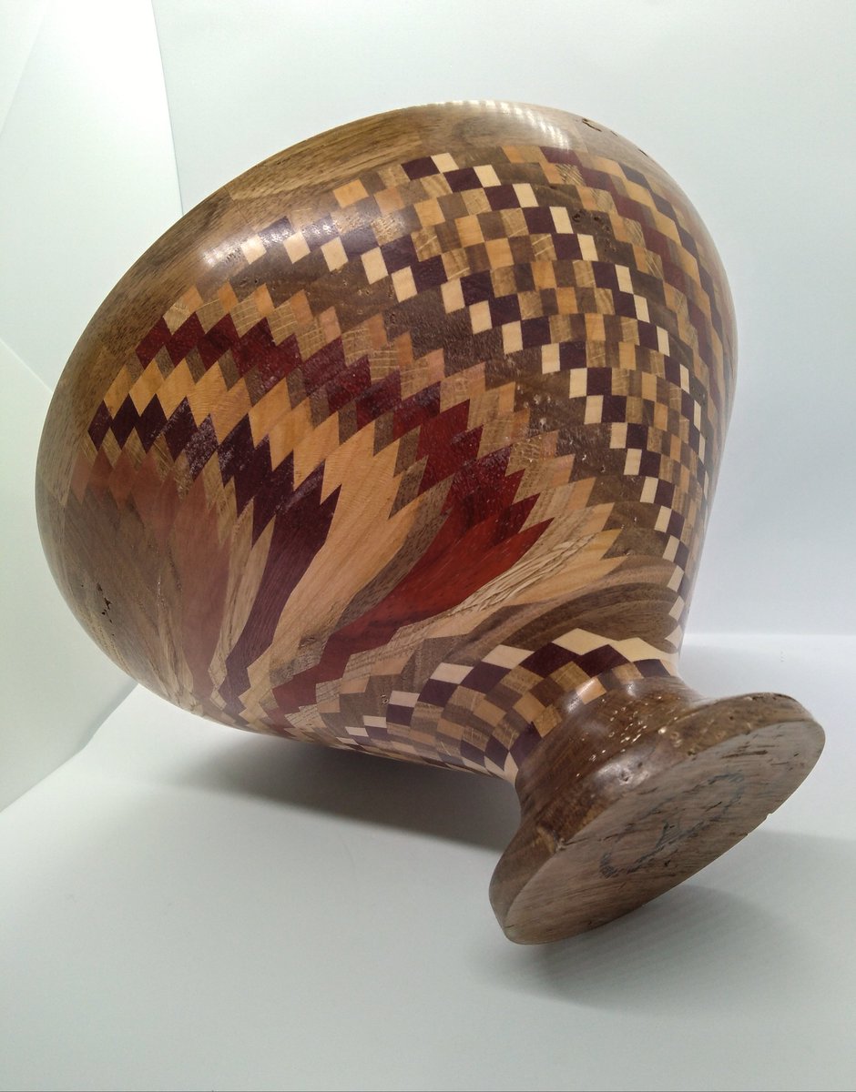 Ardwoodcreations.fr
C'est moi, tout seul, dans mon atelier des Ardennes
Ébéniste tourneur autodidacte depuis 10 ans et des poussières
Les vases segmentés sont ma marotte
J'essaie de percer dans le petit monde de l'artisanat d'art

Vous savez quoi faire pour m'aider 😊