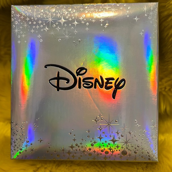 NiftyDiscoverie's tweet photo. So good I had to share! Check out all the items I'm loving on @Poshmarkapp #poshmark #fashion #style #shopmycloset #disney #kellytoy #zyia: https://t.co/SlJx053nho https://t.co/J4ZOvsmX02