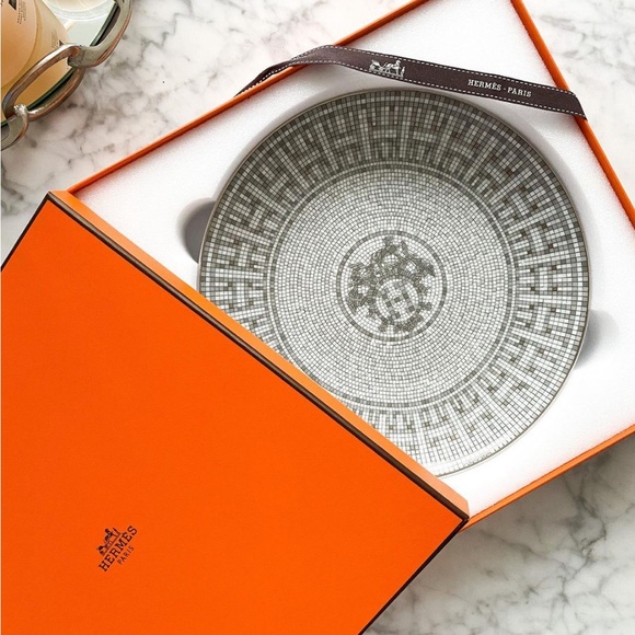 Perlabeauty5's tweet photo. So good I had to share! Check out all the items I'm loving on @Poshmarkapp #poshmark #fashion #style #shopmycloset #hermes #anthropologie #platform: https://t.co/wZ3uzTB9rc https://t.co/IwuUIUFBDF