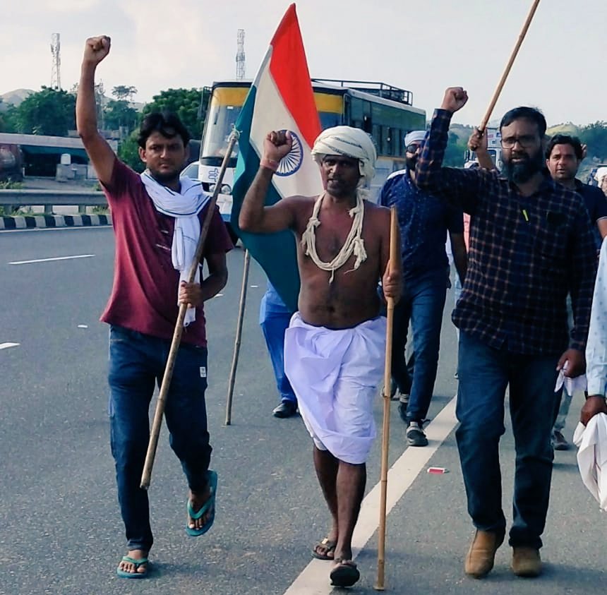 ThakurShamasher's tweet photo. Dear @RahulGandhi
ये भी हम जानते है कि हमे गिरफ्तार करेंगे
लेकिन आपसे मिलने का प्रयास जरूर करेंगे
#संविदाकर्मी_राजस्थान
@ashokgehlot51 @INCIndia @Jairam_Ramesh @kharge @News18Rajasthan @zeerajasthan_ https://t.co/6Uwgiy3nry