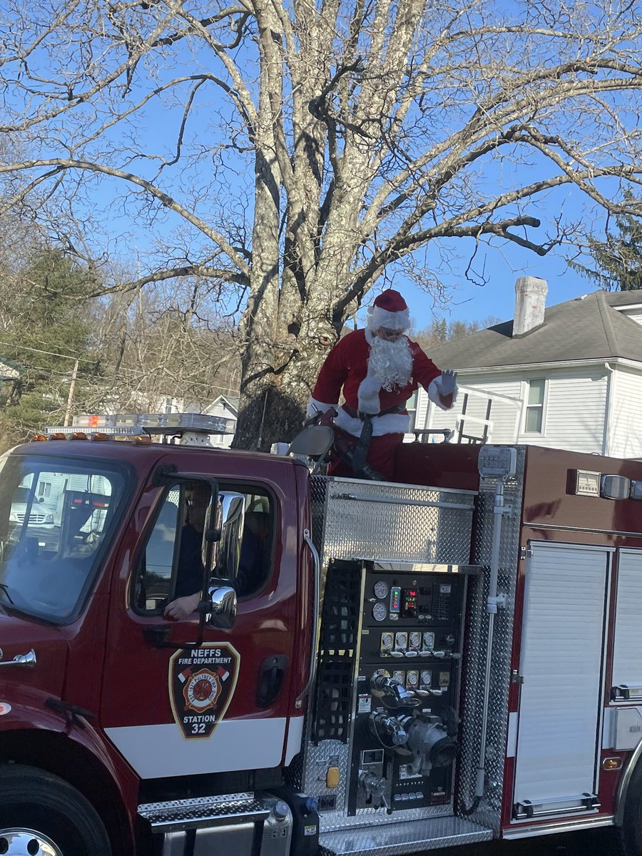 neffsporter's tweet photo. A couple shots from the Metropolis of the Neffs, 2022 Christmas Parade, returning after being shuttered for a few decades.  Great turnout. Thanks #Post77 #Americanlegion #Ladiesaux https://t.co/owCHROJcqH