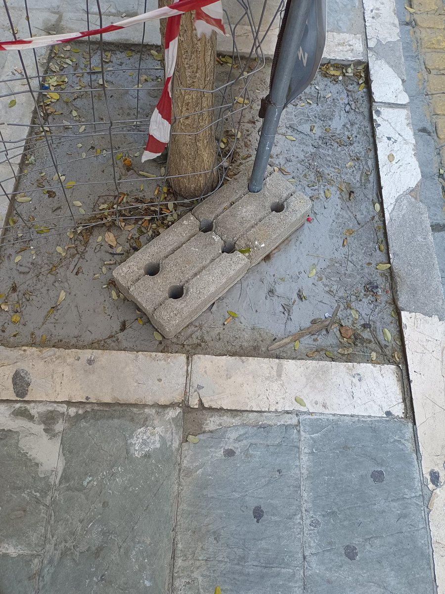 Calle Martín Villa, sábado, mucha gente en la calle, mañana de paseo.

Policía cada diez minutos.

Una obra. 

Lo de siempre.

Nadie ve nada, nadie hace nada.

Es un árbol, qué más da.

<a href="/antoniomunozsev/">Antonio Muñoz</a> , <a href="/Ayto_Sevilla/">Ayuntamiento de Sevilla</a>