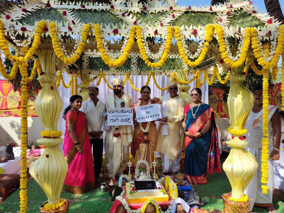DARSHANJRL's tweet photo. ರೋಹಿಣಿ ಮತ್ತು ಅಮಿತ್ ಅವರ ವಿವಾಹ ಸಮಾರಂಭದ ಸಂದರ್ಭದಲ್ಲಿ ಬಾಗಲಕೋಟೆಯ ಪಾಟೀಲ್ ಮತ್ತು ಗಾಡೇಕರ್ ಕುಟುಂಬದವರು ಪ್ರಧಾನಿ ನರೇಂದ್ರ ಮೋದಿಯವರಿಗೆ ಪತ್ರ ಬರೆಯುವ ಮೂಲಕ ಬಾಗಲಕೋಟೆಗಾಗಿ ಏಮ್ಸ್‌ ಅಭಿಯಾನವನ್ನು ಬೆಂಬಲಿಸಿದರು ಮತ್ತು ಬಾಗಲಕೋಟೆಗೆ ಏಮ್ಸ್‌ಗಾಗಿ ವಿನಂತಿಸುವ ಫಲಕವನ್ನು ಹಿಡಿದಿದ್ದರು.
#AIIMSforBAGALKOTE https://t.co/TFfprxWFfe