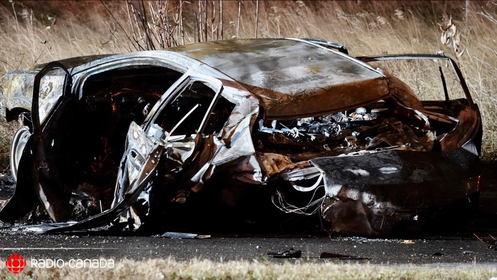 Collision mortelle Henri-Bourassa et 6e avenue à Rivière-des-Prairies. Un premier véhicule était arrêté à la lumière rouge sur Henri-Bourassa direction Est. Un second véhicule qui circulait dans la même direction est venu le percuter de plein fouet. #rcmtl