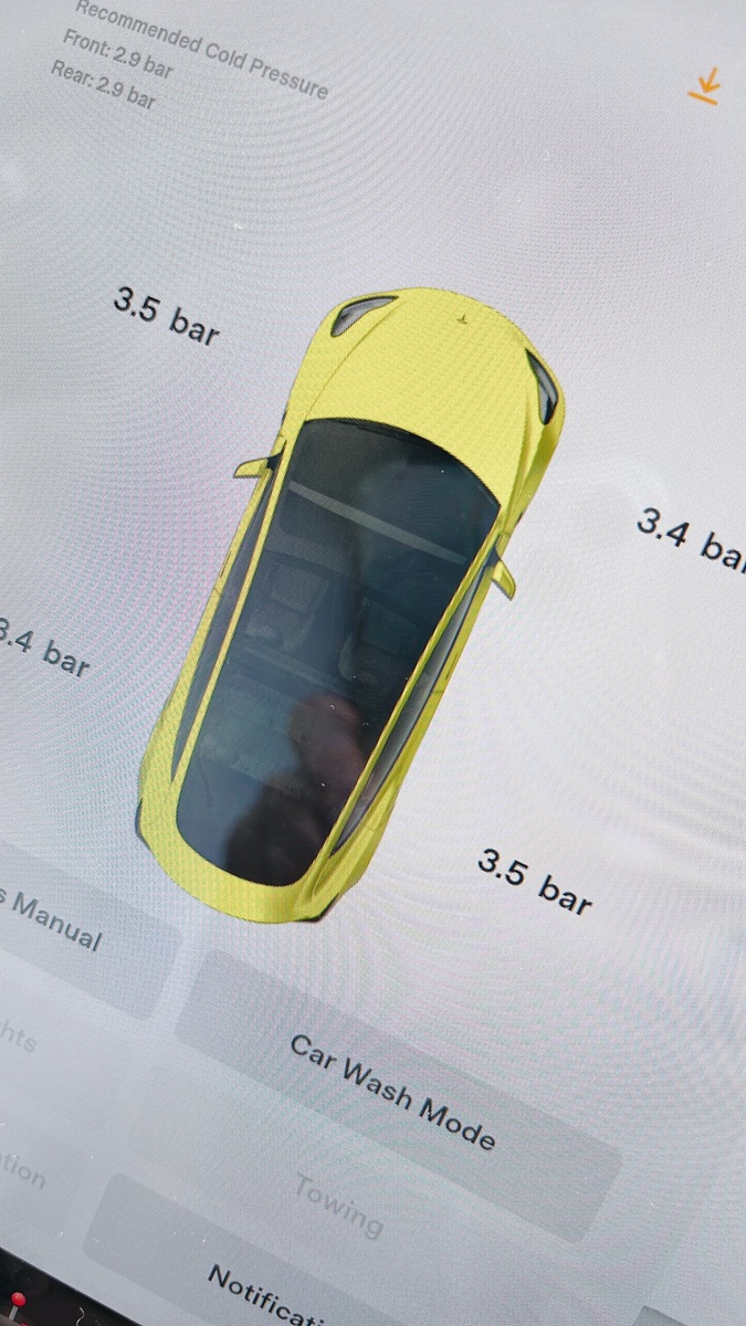 teslamodel32's tweet photo. 空気入れすぎたった https://t.co/RnZag1EXvI