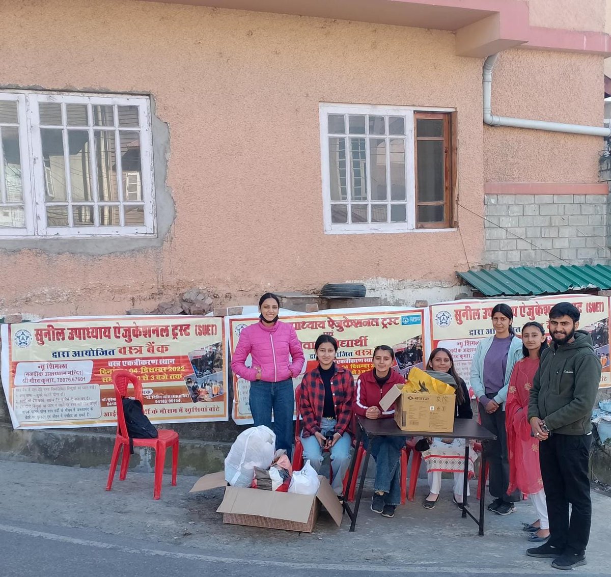 suetrustshimla's tweet photo. सुनील उपाध्याय एजुकेशनल ट्रस्ट ने शिमला शहर के संजौली बस स्टैंड, न्यू शिमला नजदीक अक्षरधाम मन्दिर, रोटरी टेरेस-मॉल रोड, टुटू चौक मैं वस्त्र बैंक लगा दिया है। वहां के आसपास की प्रबुद्ध जनता से अनुरोध है कि वे सभी अपने पुराने वस्त्रों को आवश्य दान करें। https://t.co/oHH93ILcTt