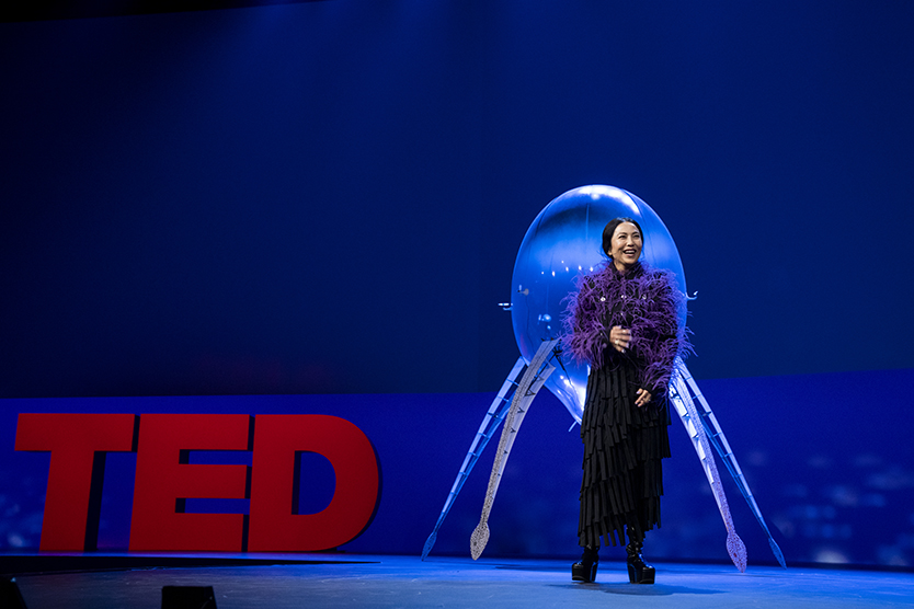 mujerconciencia's tweet photo. En esta cinferencia #TED2022 Anicka Yi explica cómo, inspirándose en la robótica suave y el mundo natural, construye máquinas más ligeras que el aire que circulan y se comportan como formas de vida autónomas.
https://t.co/DsE5IA9bre https://t.co/kkqvM1Ey4p