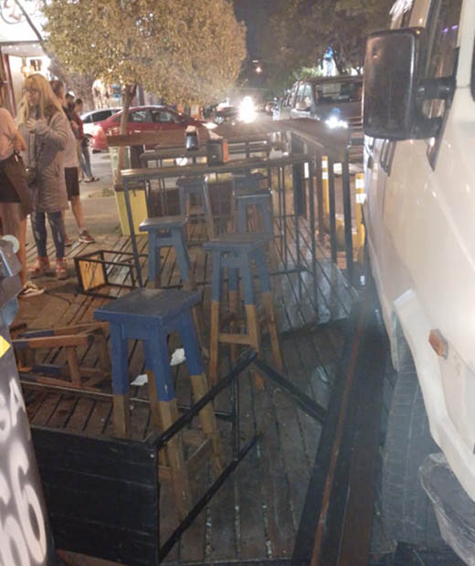 loquepasanet's tweet photo. Pudo ser una tragedia: Camioneta terminó contra un deck en Güemes y Avellaneda. 
https://t.co/jrfSxXYrN8 https://t.co/Jy9TQZuspf
