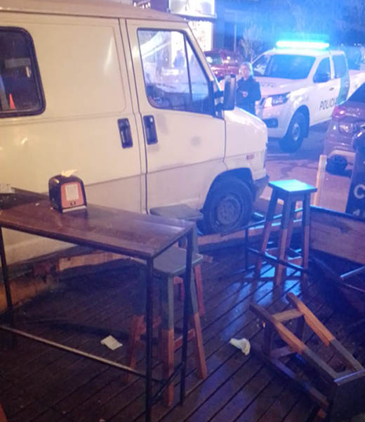 loquepasanet's tweet photo. Pudo ser una tragedia: Camioneta terminó contra un deck en Güemes y Avellaneda. 
https://t.co/jrfSxXYrN8 https://t.co/Jy9TQZuspf
