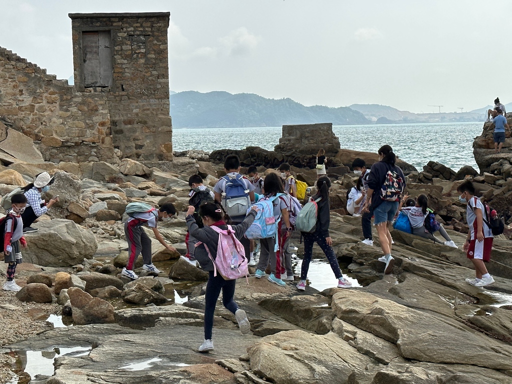 HanAcademyHk's tweet photo. During Service Week, our younger students went Lei Yue Mun. They visited the Jocky Club Plus centre and took part in the creation of some amazing artwork! 

#HanAcademy #SmallButMighty https://t.co/sPF3BBI89K