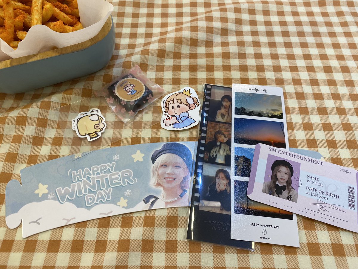 callmebydadname's tweet photo. ครั้งแรกที่มางานแบบนี้ น่ารักมากๆขอบคุณผู้จัดกับของแจก giveawayทุกคนนะคะ สวยทุกชิ้นเลย☃️ 🤍
#WINTERHasComeOnceAgain https://t.co/bxbzygHi2R