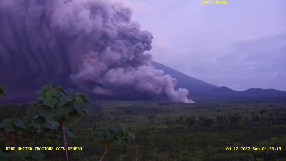 BNPB_Indonesia's tweet photo. Pusat Vulkanologi dan Mitigasi Bencana Geologi (PVMBG) @PVMBG_ menaikkan status Gunungapi Semeru dari ‘Siaga’ menjadi ‘Awas’ atau dari Level III menjadi Level IV, terhitung per pukul 12.00 WIB hari ini.

#APGSemeru #GunungSemeru https://t.co/Nu32DHJEYe