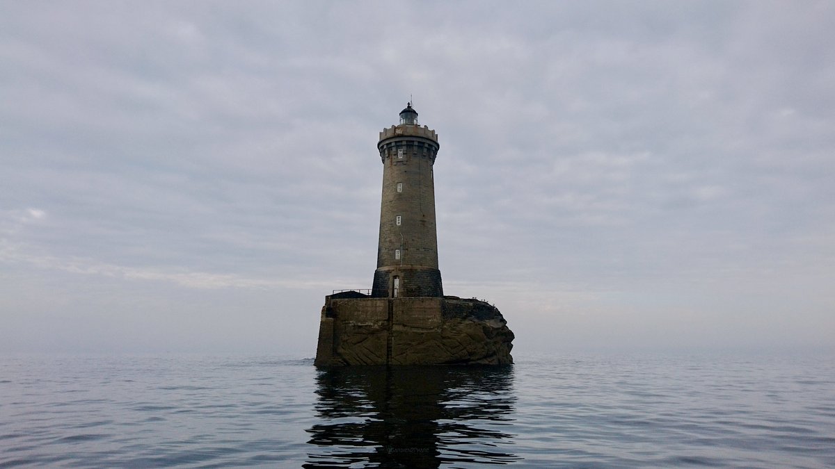 Le #phare du Four, qui encaisse des vagues depuis 1874, se repose entre deux tempêtes.

#Lighthouse #Bretagne
