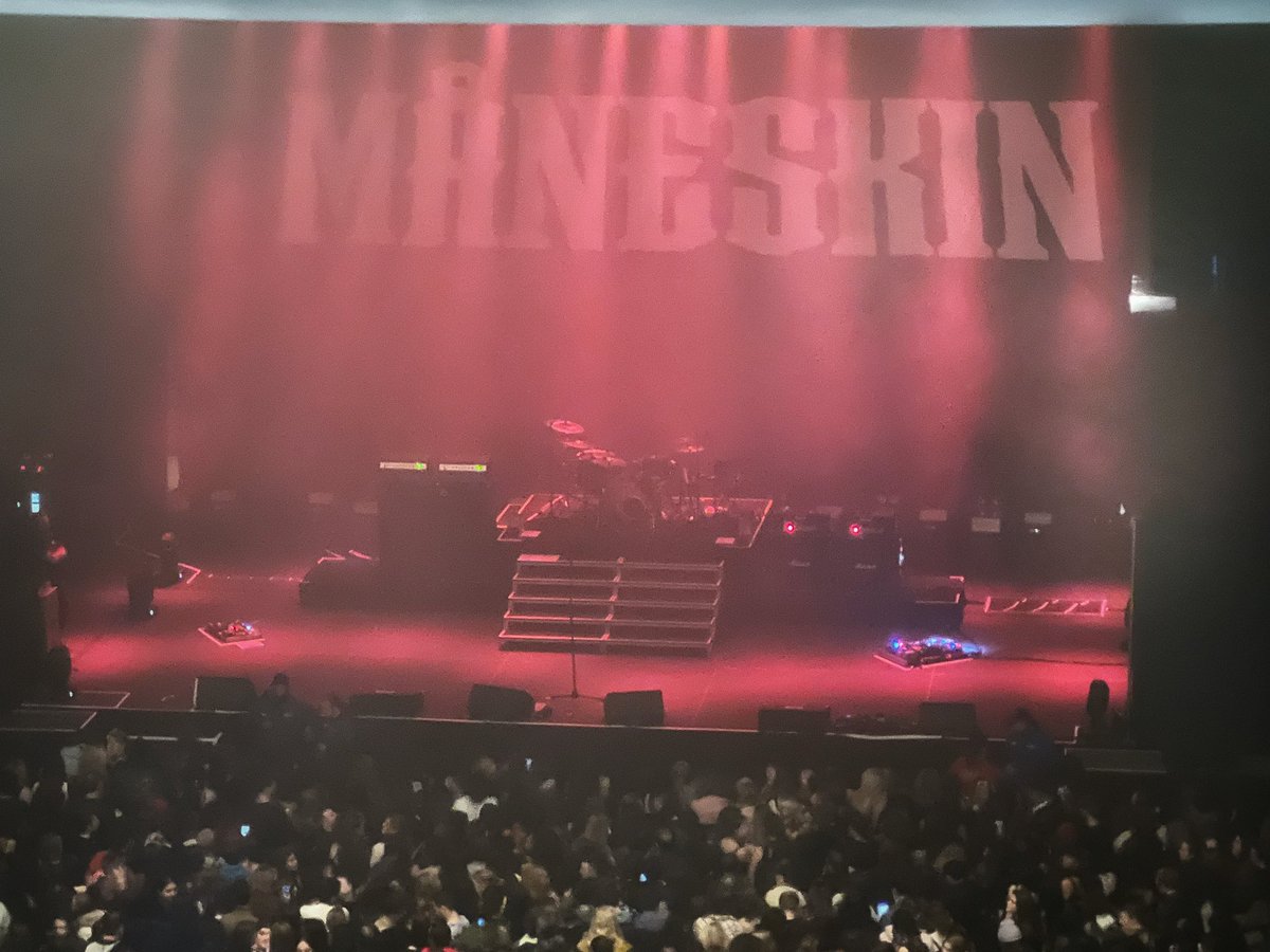 Cyntweet's tweet photo. Epic 🔥💜🕊️🤘🏻 #maneskin #maneskinnyc #loudkidstour #nyc https://t.co/vov3znh1Qu