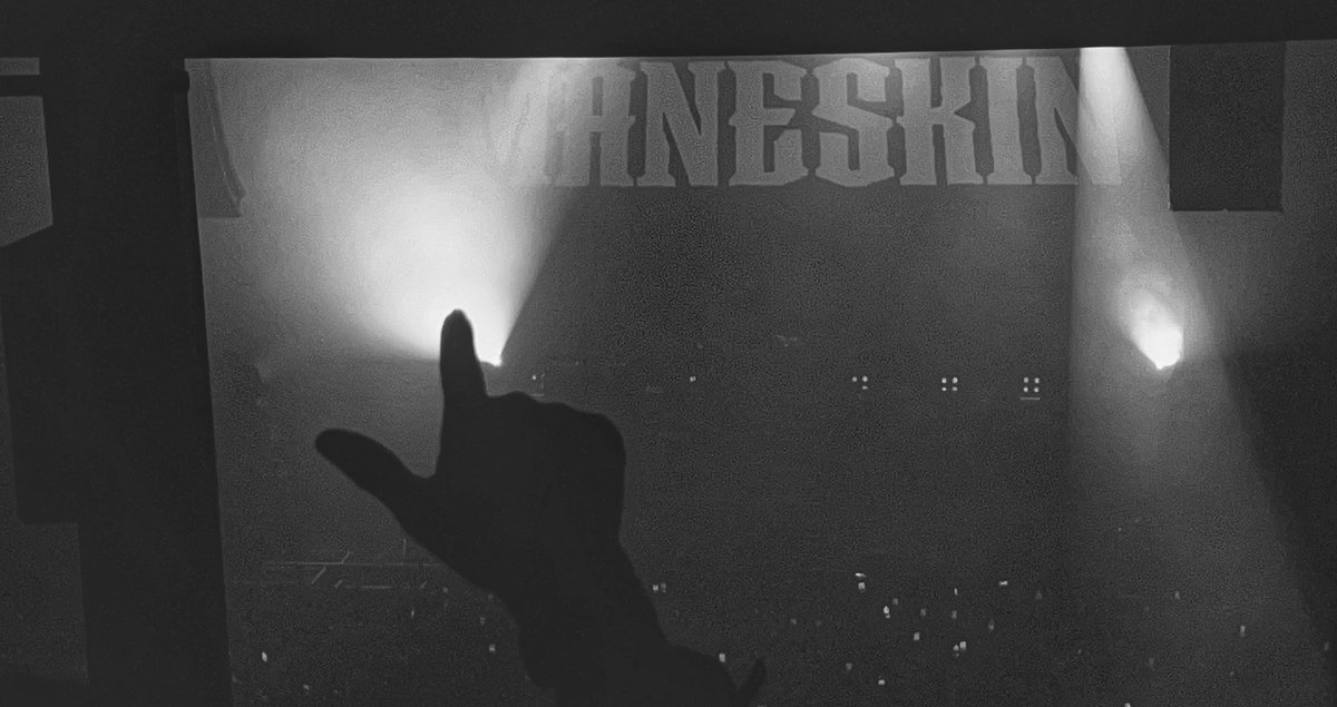 Cyntweet's tweet photo. Epic 🔥💜🕊️🤘🏻 #maneskin #maneskinnyc #loudkidstour #nyc https://t.co/vov3znh1Qu