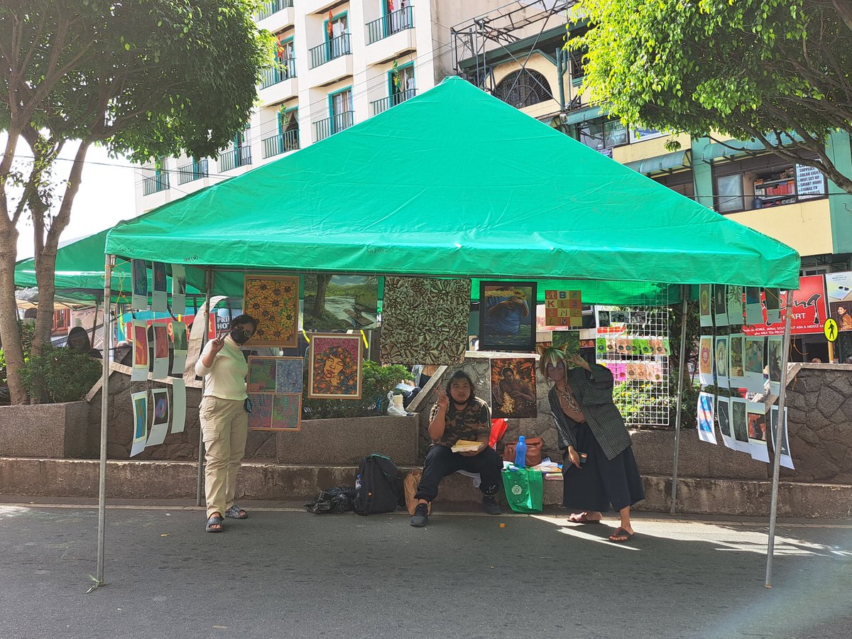 upbsva's tweet photo. [HAPPENING NOW]

A collaborative effort of the University of the Philippines Baguio Fine Arts and Society for the Visual Arts on an Art Deco Sunday booth at Session Road, Baguio City showcasing the works of the students and members of the organization. 🎨🖌 https://t.co/v2p7ECK0F9