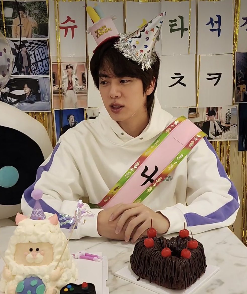 Jin is live , look at him so handsome
#WorldwideHandsomeDay #HappyJINday