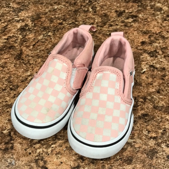 sandraguedes's tweet photo. So good I had to share! Check out all the items I'm loving on @Poshmarkapp from @AmberBu22159822 #poshmark #fashion #style #shopmycloset #ronnykobo #vans #originalpenguin: https://t.co/zm45HyPzhx https://t.co/ciFIBJoPI9