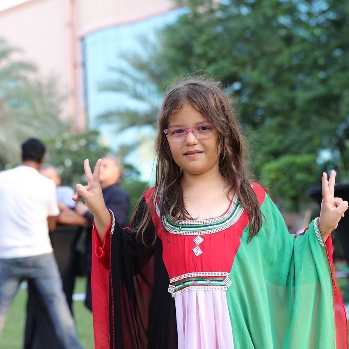 ZeeArtsGallery's tweet photo. we celebrates UAE National Day ZeeArts sets the stage for yet another campaign that celebrates a journey of unity, peace, and culture under the theme Al Raha. Positioned amidst the extravagance of the Al Raha Beach Hotel.
#ZeeArts #AlRahabeach #UAEday #Flagcolours #Livepainting https://t.co/Efv8sC84ii