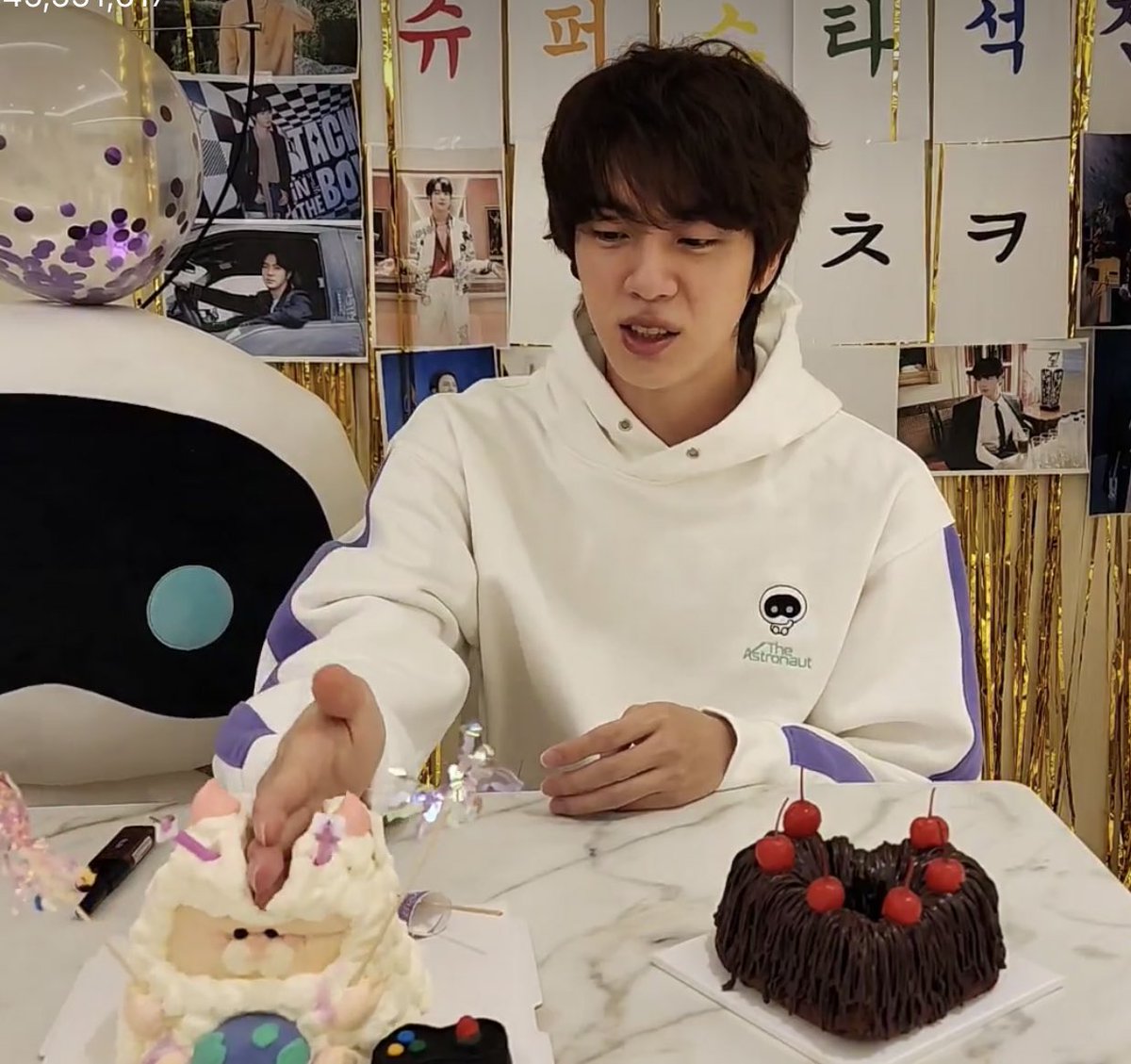 vkskies's tweet photo. WHY DID HE KARATE CHOP THE CAKE??:$:&amp;:$:&amp;;&amp;2 https://t.co/0H4g87fdYA