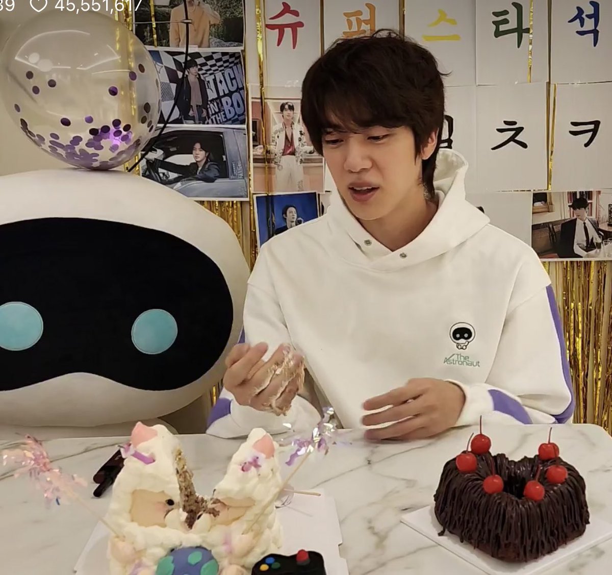 vkskies's tweet photo. WHY DID HE KARATE CHOP THE CAKE??:$:&amp;:$:&amp;;&amp;2 https://t.co/0H4g87fdYA