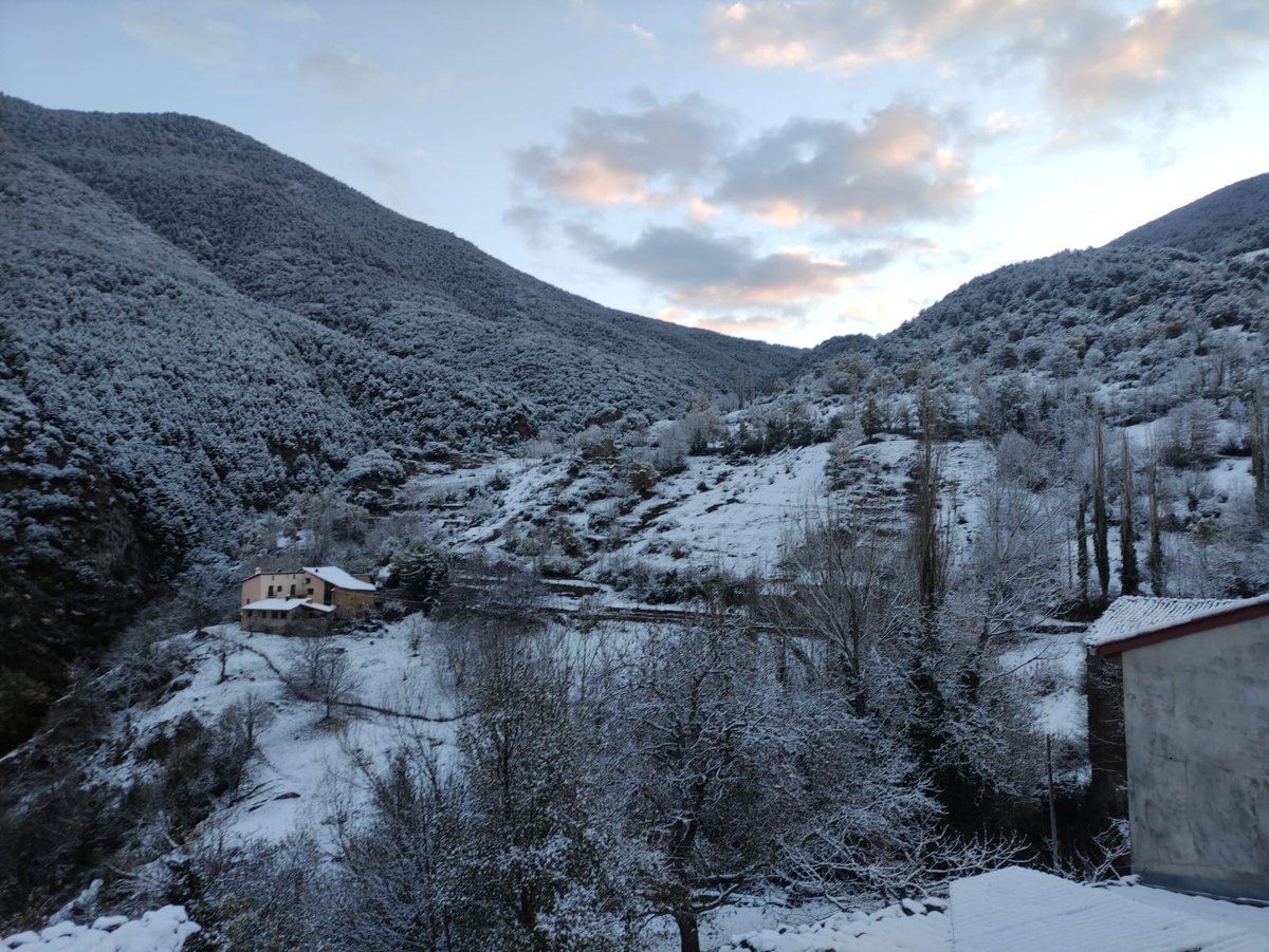 carmetagg's tweet photo. Ens hem despertat amb la bellesa que ha deixat la primera nevada! Durarà poc? Aprofitem-ho! Baén, Baix Pallars #paisatgedhivern #BaixPallars #baen @324cat @MeteoMauri @meteocat @Cat_Meteo @MeteoPiri @eltempsTV3 https://t.co/sBr3VGssDB