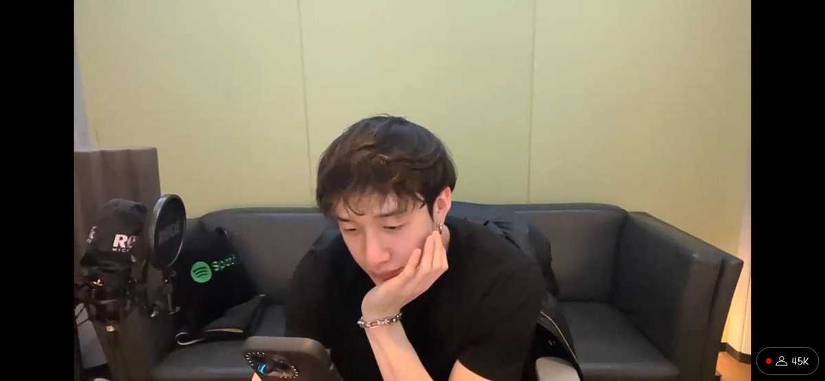 StylesDianeLee's tweet photo. Thanks for today too, you look so handsome and your hair it's so beautiful. Your presentation on the MAMA was amazing, you did it so well, so proud. Big hug for you too! You're saving me, te amo. Thanks!💙
#RESPECTBangChan
 #weloveyouchan
 #thankfulforchan
#JYPProtectSKZ https://t.co/0Fytxf9Ovg