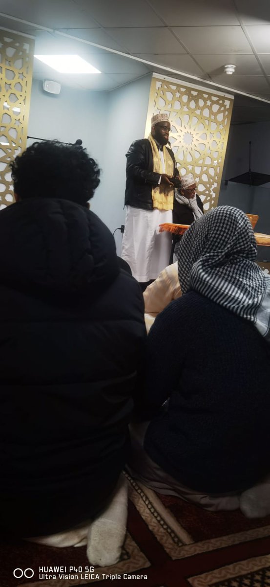 Gunjar_1's tweet photo. @meshkdanh مما لاحظته ببريطانيا،  حرص أخوننا مسلمي افريقيا على تطبيق ذلك..  وكان الإمام هو من يشرف على استواء الصفوف قبل التكبير..  حفظه الله وابنه (في الصورة). https://t.co/KNCkD6PbTn