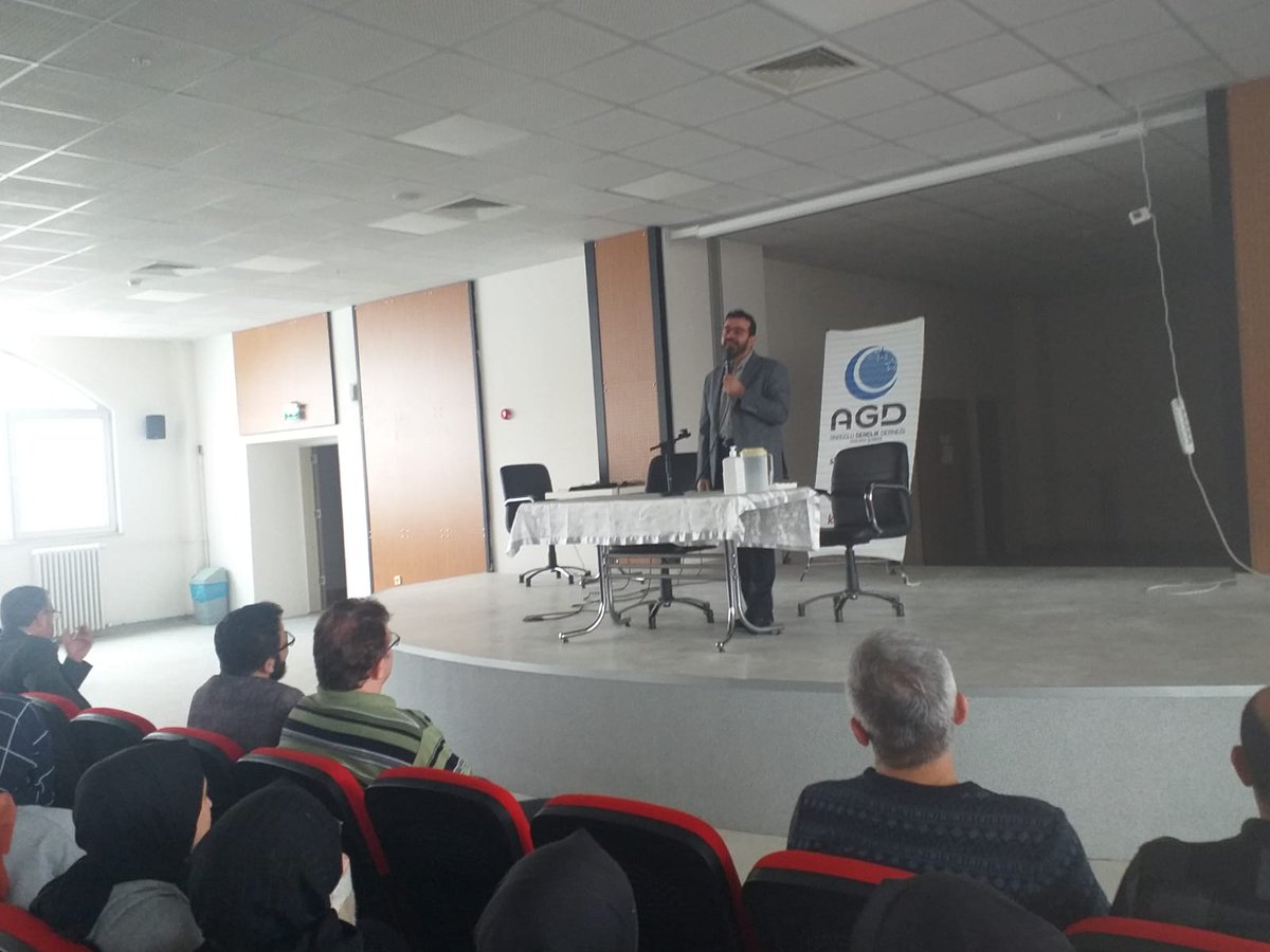 Sincan Anadolu İmam Hatip Lisesi Konferans salonunda Deizm konulu konferansımızı Din İşleri Yüksek Kurulu Üyesi Mustafa Irmaklı Hocamızla gerçekleştirdik. Rabbim evlatlarımızı ataizm, deizm gibi bütün kötülüklerden korusun. Önce Ahlak ve Maneviyat.