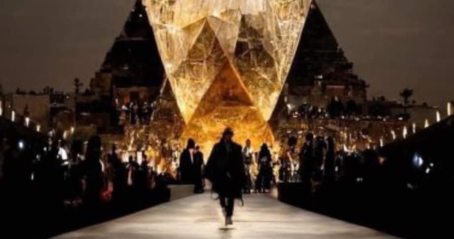 MasterMindsHR's tweet image. ديور" تبهر العالم تحت سفح الهرم.. أشهر دار أزياء تنظم عرضها الضخم فى مصر لأول مرة .. أزياء خريف وشتاء
حفل أسطوري أمس عند سفح الهرم فى أجواء ساحرة وحضور العديد من مشاهير واغنياء ألعالم 
💗💕 العرض يجنن ومصر تريند world wide وسط كاس العالم  مصر ترند رقم واحد في العالم بقالها ٣ ايام