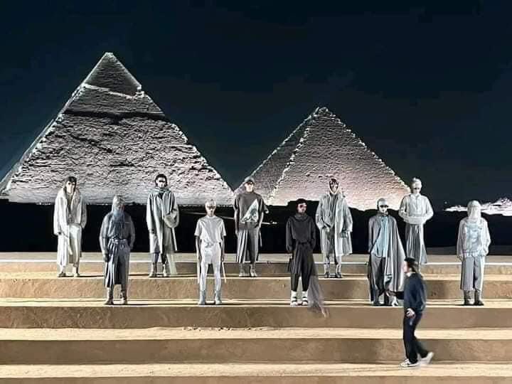 MasterMindsHR's tweet image. ديور" تبهر العالم تحت سفح الهرم.. أشهر دار أزياء تنظم عرضها الضخم فى مصر لأول مرة .. أزياء خريف وشتاء
حفل أسطوري أمس عند سفح الهرم فى أجواء ساحرة وحضور العديد من مشاهير واغنياء ألعالم 
💗💕 العرض يجنن ومصر تريند world wide وسط كاس العالم  مصر ترند رقم واحد في العالم بقالها ٣ ايام