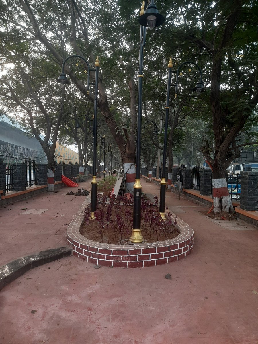 QueenofThane's tweet photo. Newly renovated pathway in Teen Hath Naka, wish TMC makes each and every footpath beautiful in all over #Thane along with internal roads. As of now this is serving as show off to CM, who resides nearby. #thane #mumbai https://t.co/X6U6HJRqSm