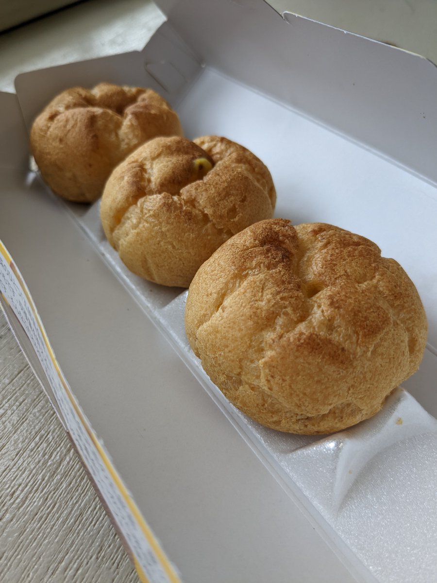 MidoriSora4's tweet photo. ゆめパーク牧野キャンプ場から200ｍ位に洋菓子のヒロタさんがあります。キャンプのお客様からの差し入れを頂きました。季節限定のやきいも味のシュークリーム、とっても美味しかったです😆 https://t.co/r9WaPeDFYc