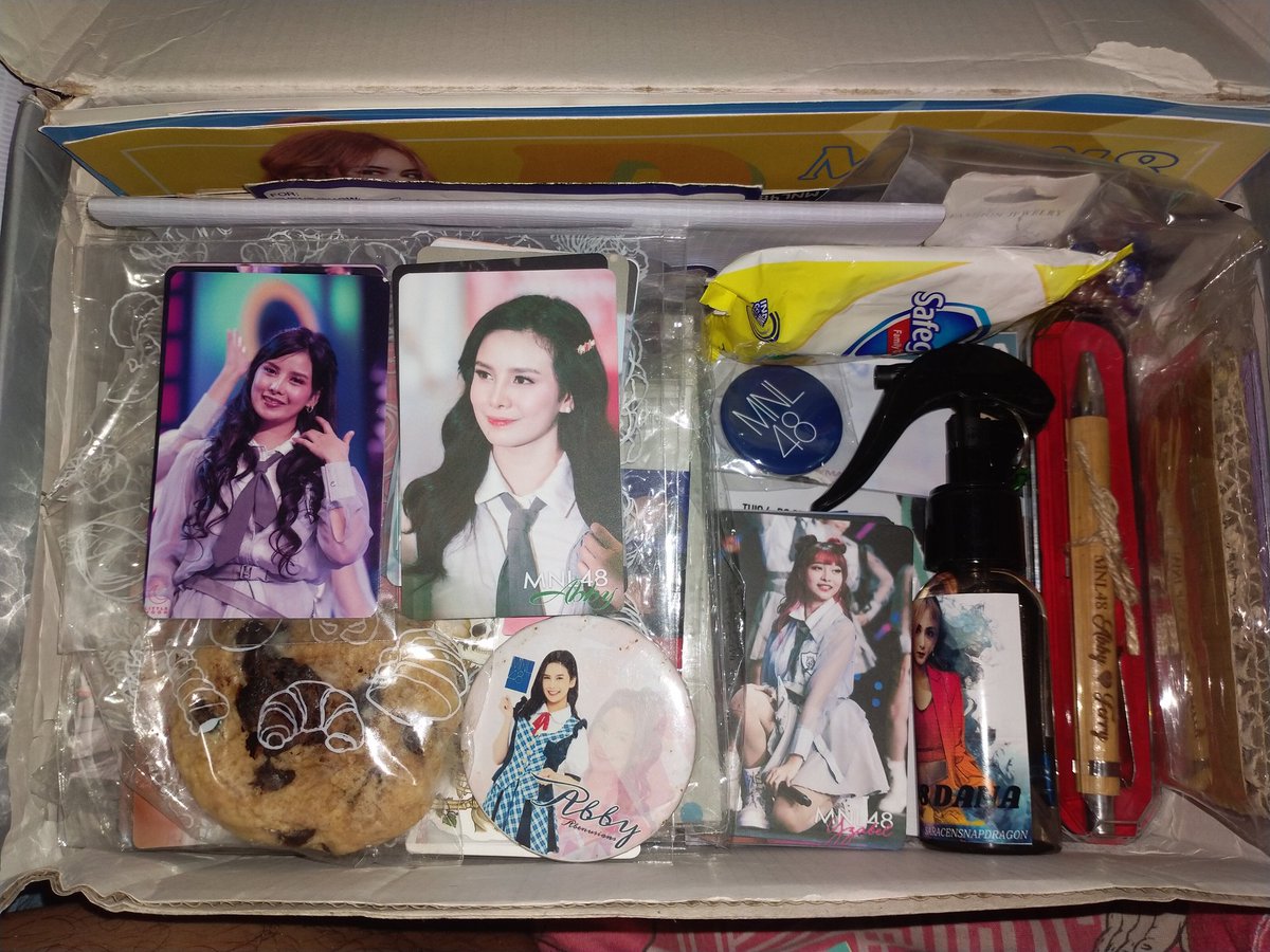 SFCA9791's tweet image. Buti napag kasya ko lahat ng mga freebies na nakuha ko haha.

#MNL48