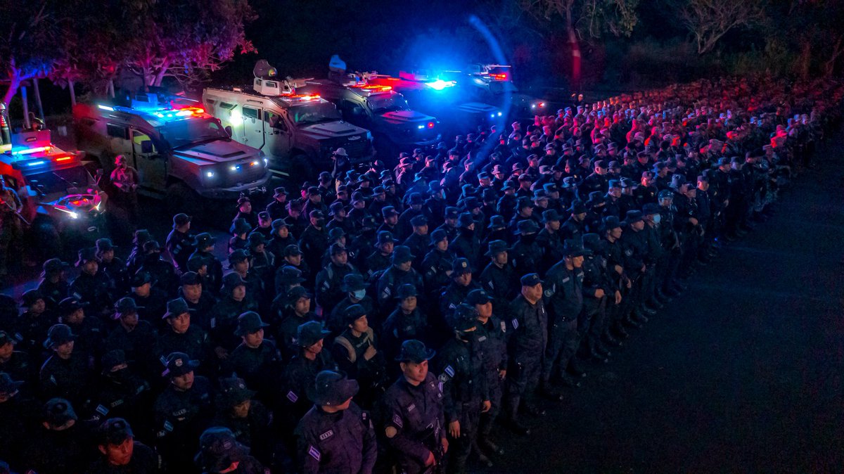 PresidenciaSV's tweet photo. La ejecución de la #Fase5 del #PlanControlTerritorial ha superado las 24 horas y aproximadamente 10,000 efectivos de nuestras fuerzas de seguridad continúan desplegados en el #CercoSoyapango con el objetivo de extraer de las comunidades a los pandilleros que continúan prófugos. https://t.co/Q3bxiznh5r