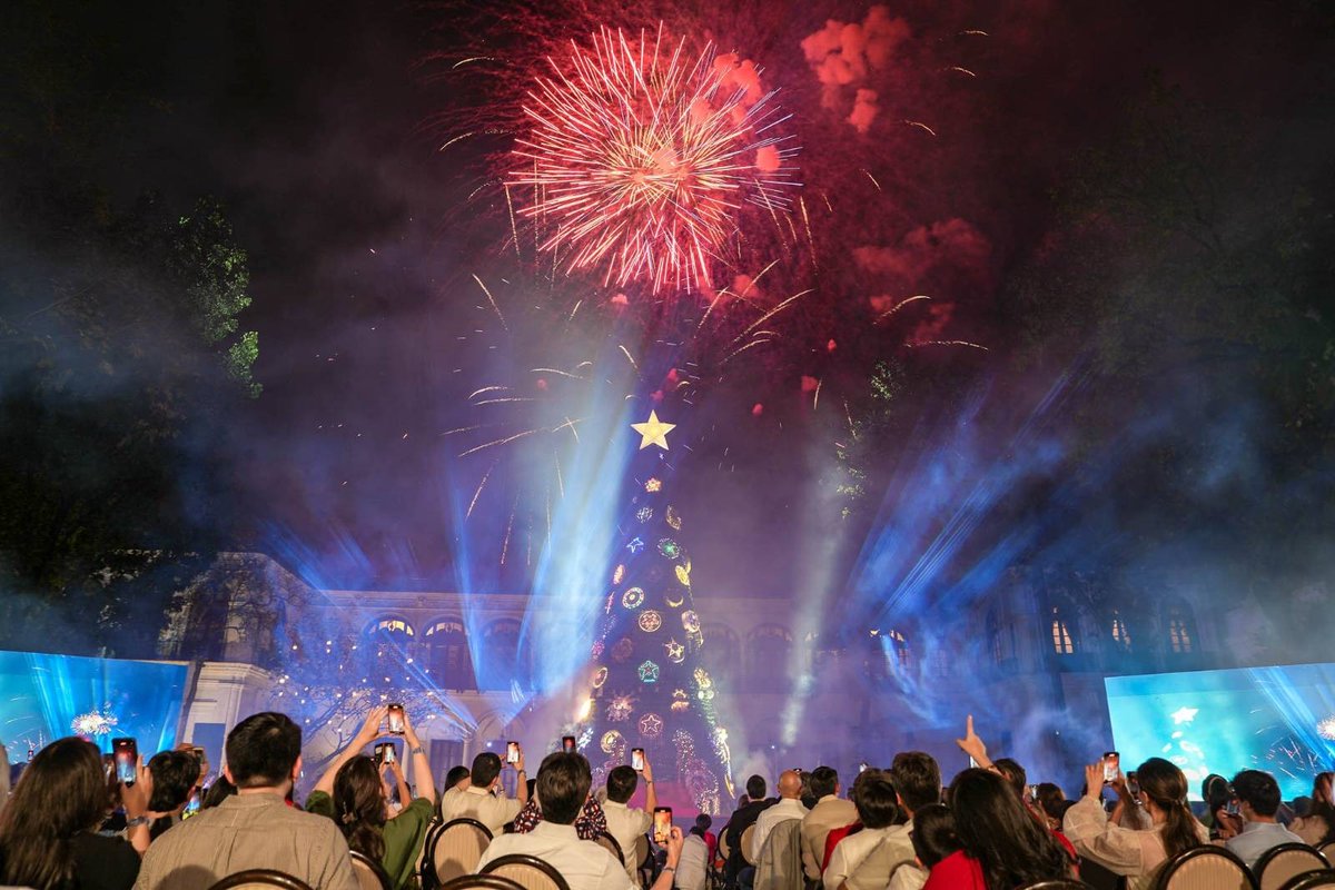 Isang makulay at masayang gabi ang ating nasaksihan sa pagpapailaw ng Malacanang Christmas tree!

Taglay ang mga parol mula sa bawat probinsya ng Pilipinas, ito ang ating sagisag ng diwa ng pagkakaisa ngayong kapaskuhan!