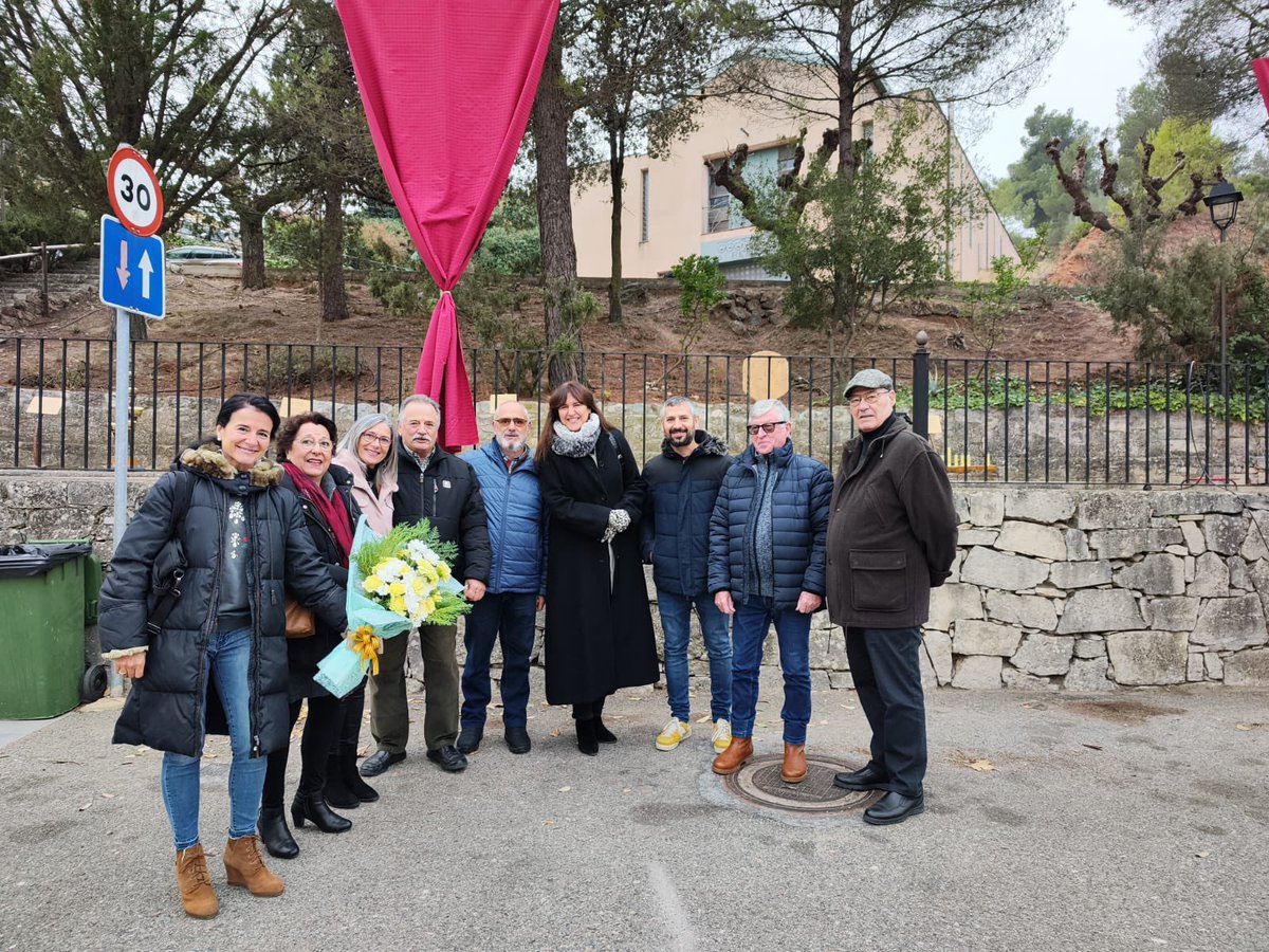 JuntsCampdeTgn's tweet photo. La presidenta de @juntsxcat Laura Borràs va visitar el #Priorat i el monument al #Carrasclet.
Convidada a inaugurar la Fira de l'Artesania de #Capçanes, va destacar que la gran política es fa des dels municipis, al costat dels ciutadans.
#MunicipalsJunts #GentDeDebò https://t.co/NPNfKDtikc
